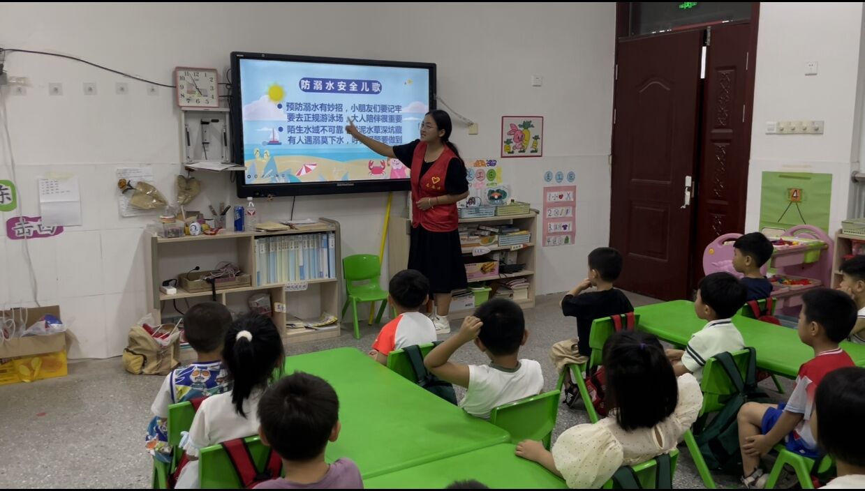 圖為實(shí)踐隊(duì)員帶領(lǐng)小朋友朗讀防溺水安全兒歌