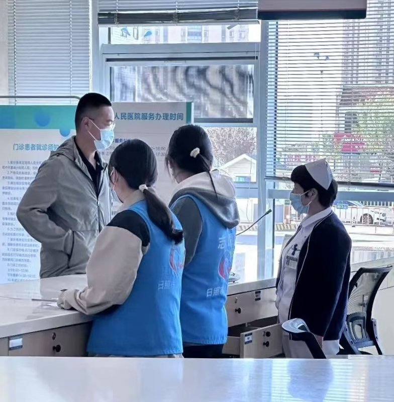 圖為志愿者在醫(yī)護(hù)人員指導(dǎo)下幫助患者咨詢 蒲公英服務(wù)中心供圖