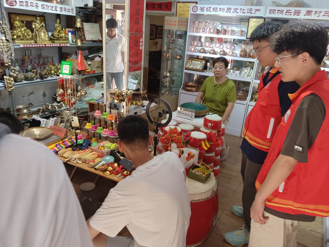 實踐隊員們調(diào)研非遺文化-銅響樂器(攝影 倪第豪)