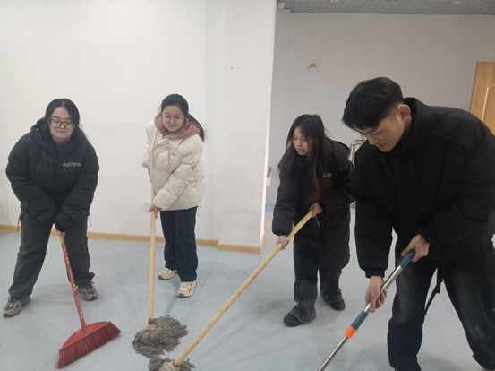 “夕陽伴我行,溫暖老人心”實踐團打掃衛(wèi)生