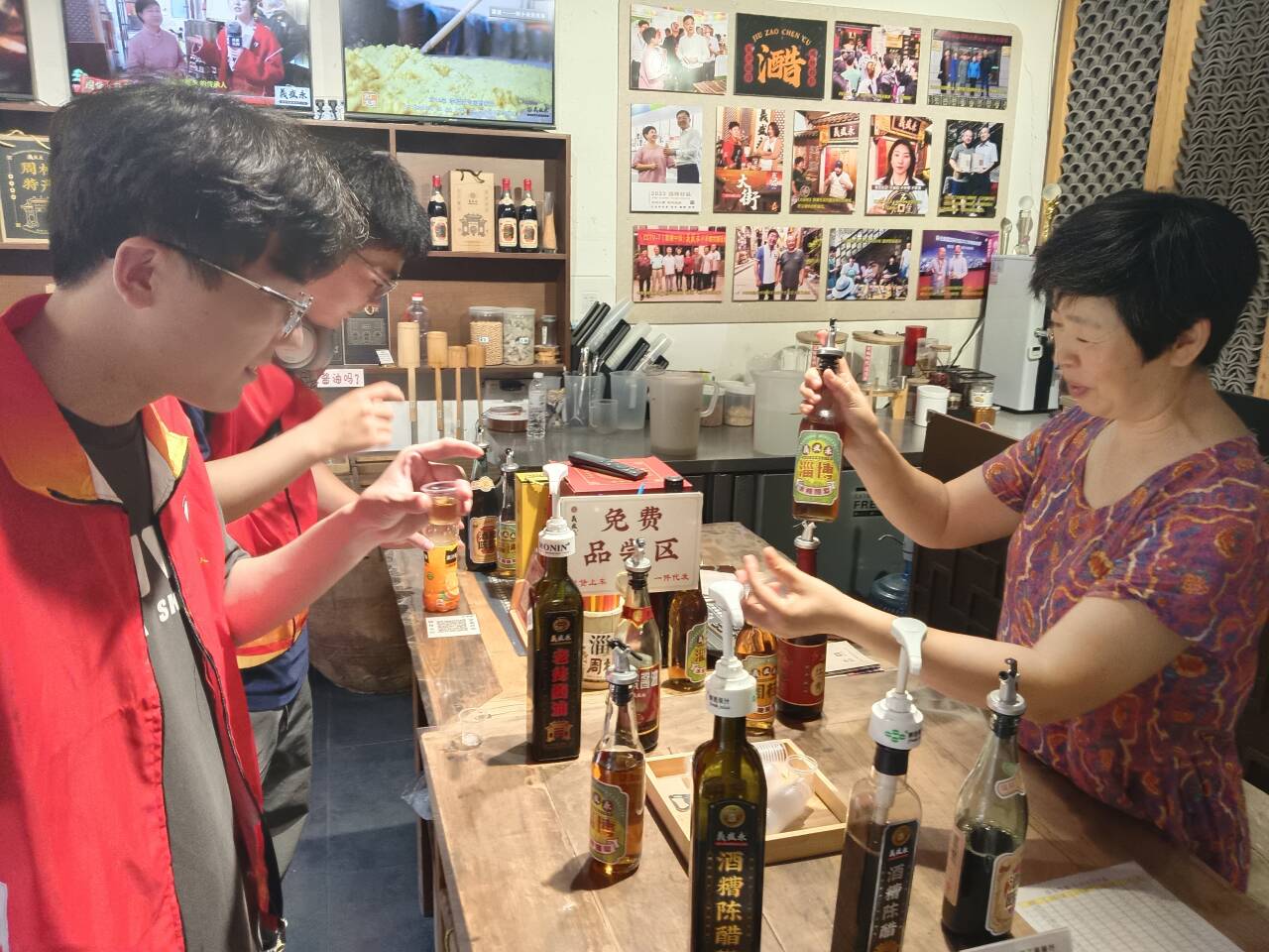 店鋪老板給實踐隊員們介紹周村陳酒(攝影 倪第豪)